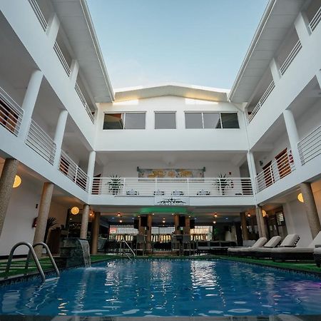 Runway Hotel Piarco Eksteriør billede