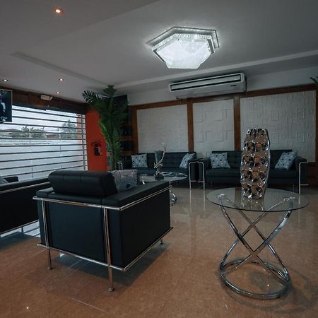 Runway Hotel Piarco Eksteriør billede