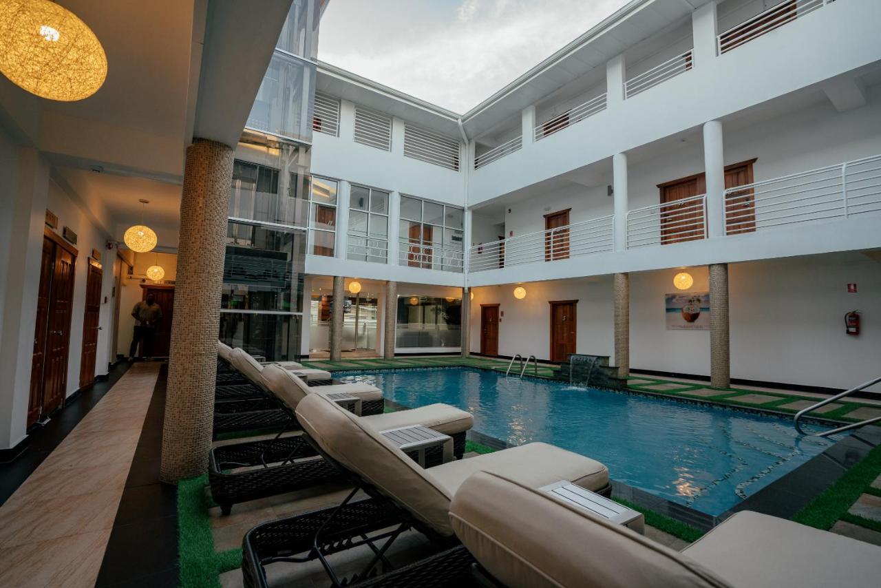 Runway Hotel Piarco Eksteriør billede