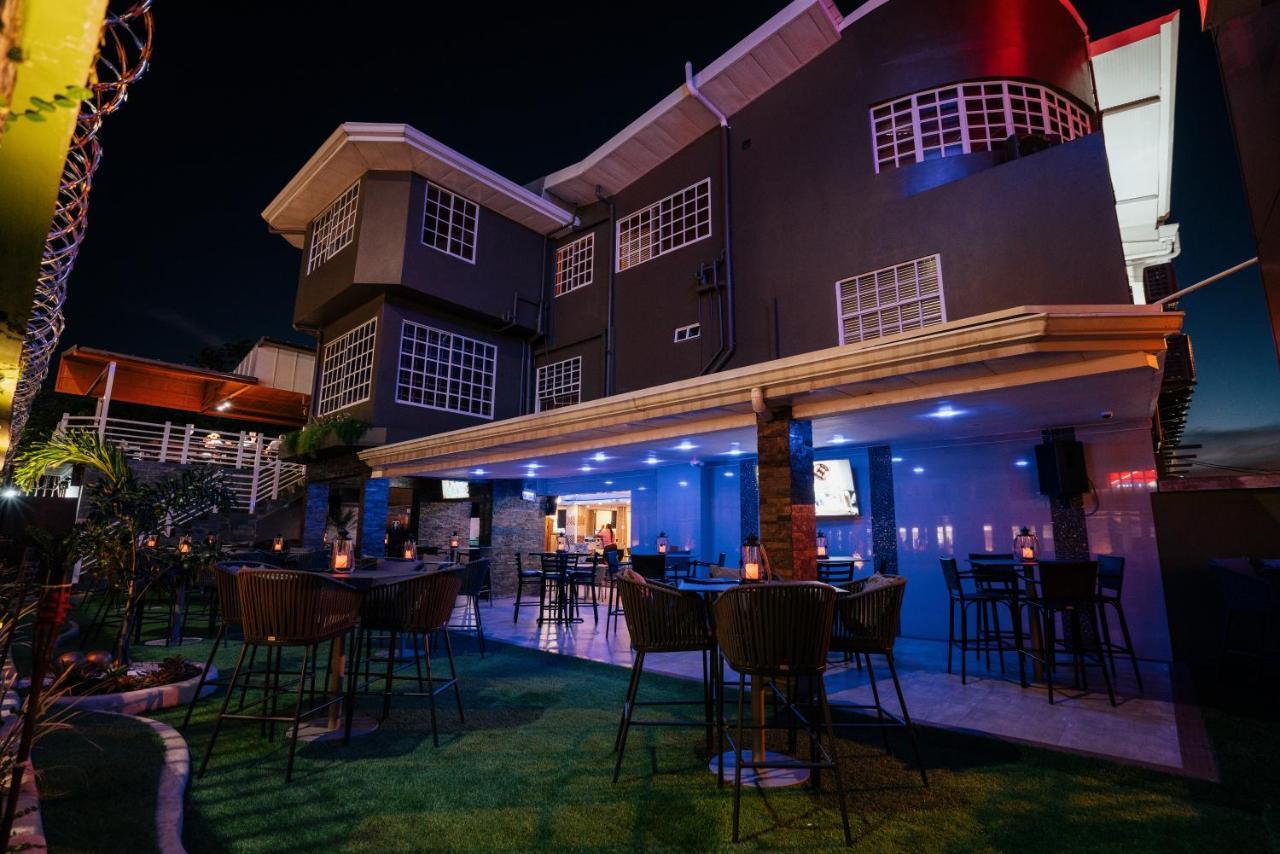 Runway Hotel Piarco Eksteriør billede