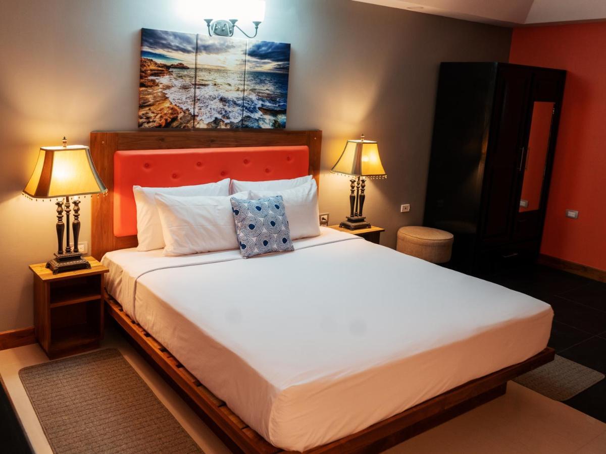 Runway Hotel Piarco Eksteriør billede