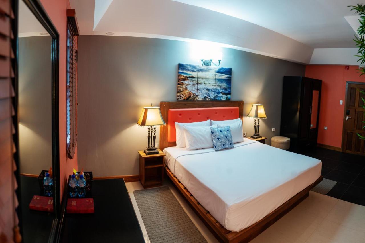 Runway Hotel Piarco Eksteriør billede