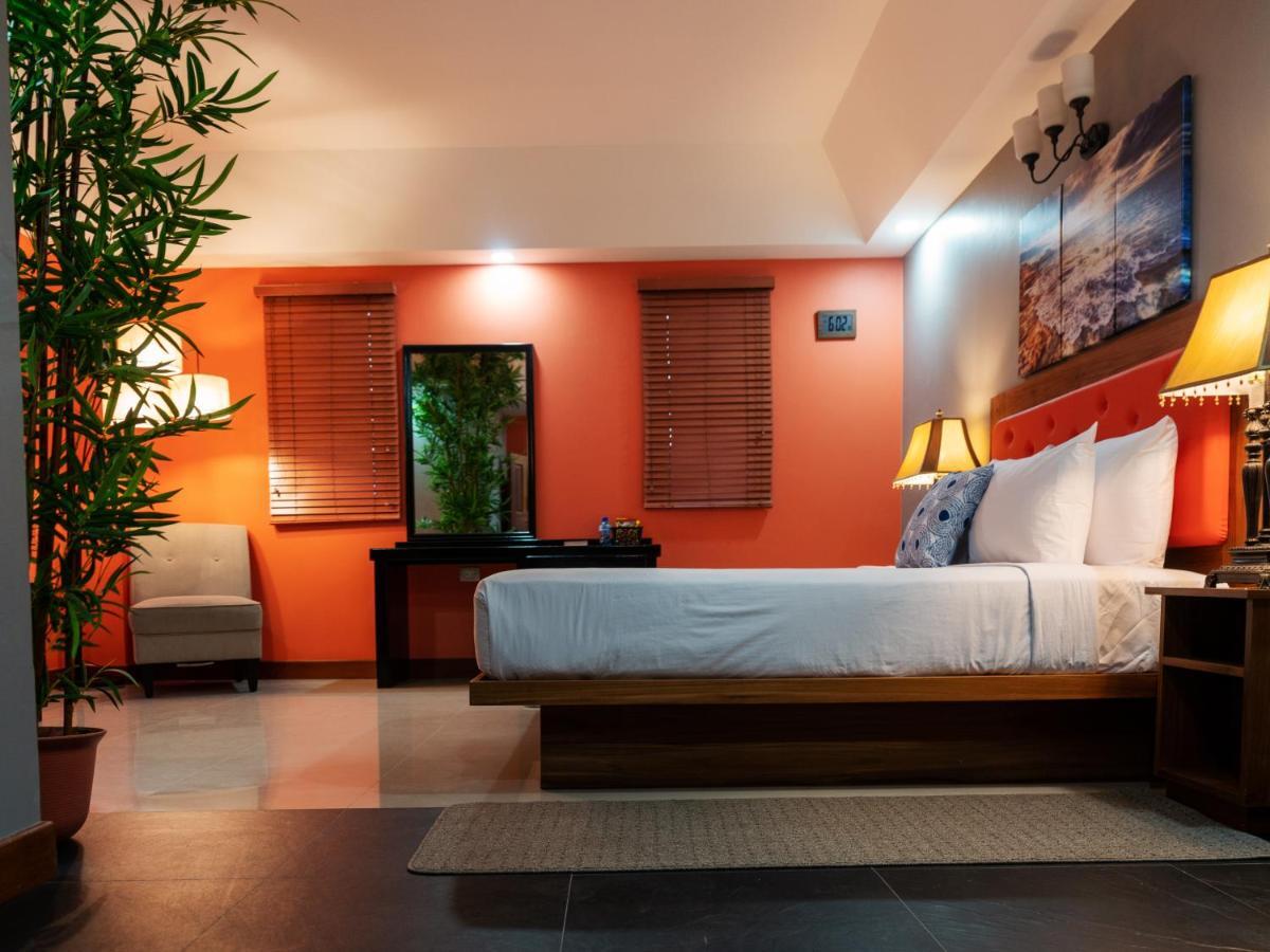 Runway Hotel Piarco Eksteriør billede
