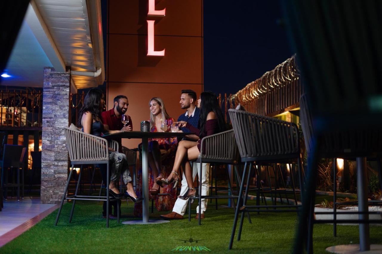 Runway Hotel Piarco Eksteriør billede
