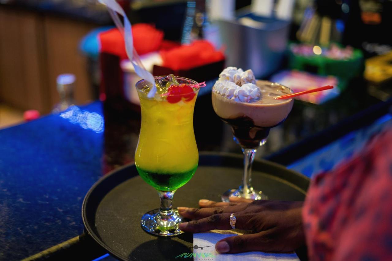 Runway Hotel Piarco Eksteriør billede