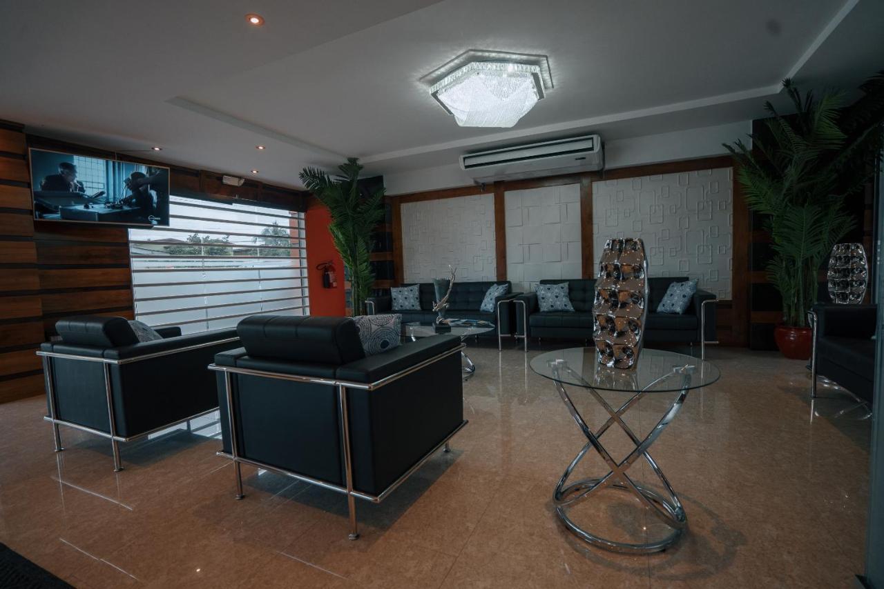 Runway Hotel Piarco Eksteriør billede