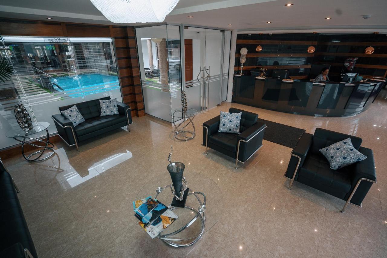 Runway Hotel Piarco Eksteriør billede