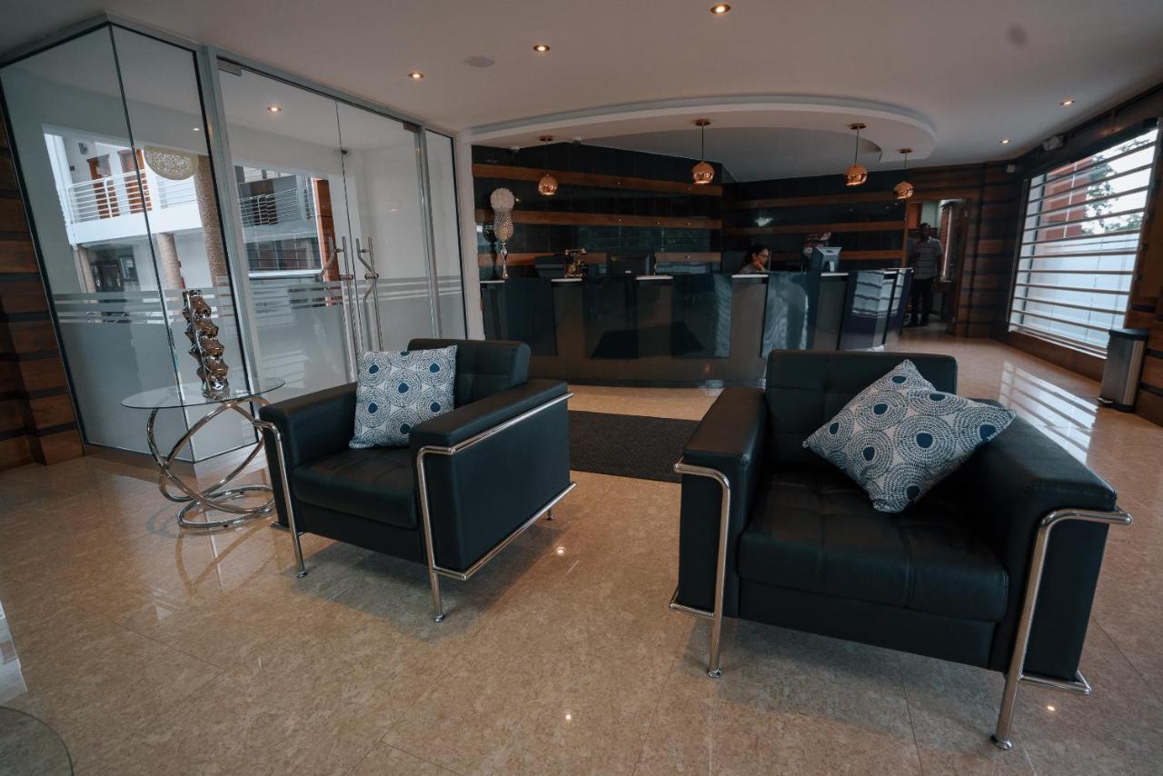 Runway Hotel Piarco Eksteriør billede